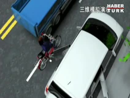 Dikkatsiz yolcu mobiletli kadını kamyonun altına savurdu