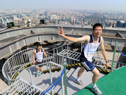 86 katlı gökdelende tırmanma yarışı