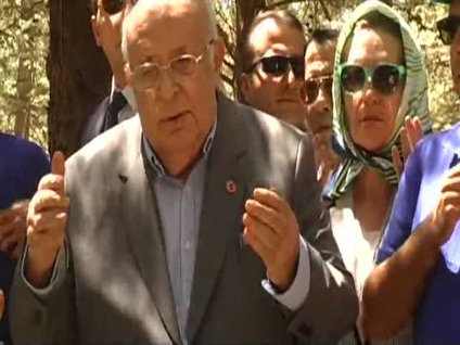 Süleyman Demirel eşinin mezarı başındaydı