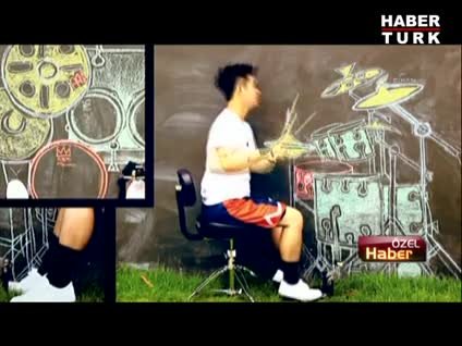 Duvara çizilmiş hayali bateriyi çaldı, büyük ilgi gördü