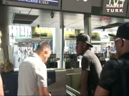 Emenike Fenerbahçe için yola çıktı