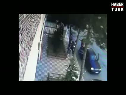 Sokak ortasında silahla kızı böyle kaçırdı