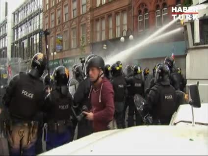 İrlanda'da polisle çatışma: 60 yaralı