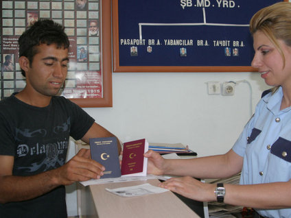 Artık pasaportu polis vermeyecek