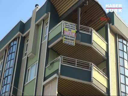 Kızgın babaevini beddualı afişle satılığa çıkardı