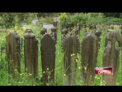 Mezar taşları müzayedede alıcısını bekliyor