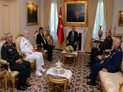 Emekli edilen komutanlardan devletin zirvesine veda