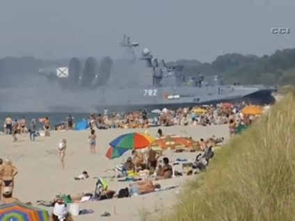 Hovercraft plaja daldı