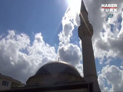 Camideki uyarı tabelası herkesi şaşırtıyor