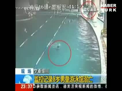 Cankurtaran gözünün önünde boğulan çocuğu farketmedi