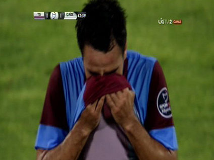 Trabzonsporlu Volkan ağlayarak maçı terketti