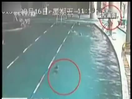 Havuzda çırpınan çocuğu farketmedi