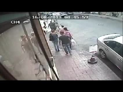 Adana'da kapkaç anı kamerada