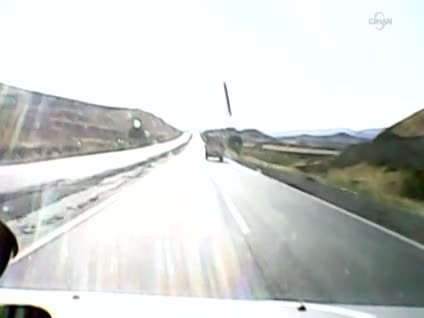 Yatak arkadan gelen otomobilin üzerine savruldu