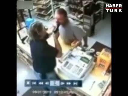 Silahlı soyguncu baltayı taşa vurdu