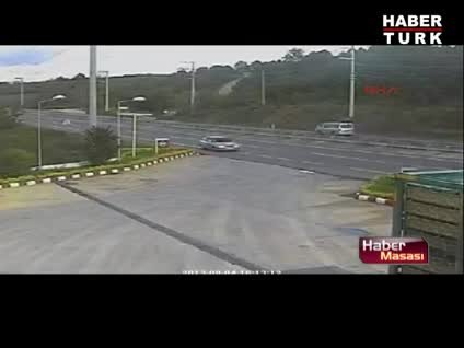 Yol kenarındaki iki kız kardeşe çarpıp öldürdü