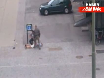 Karikatüriste saldırı girişimi kamerada