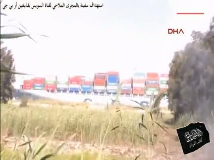 Süveyş Kanalı'ndan geçen gemiye saldırı anı kamerada