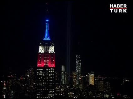 İkiz Kuleleri temsilen 2 ışık demeti gökyüzünü aydınlattı