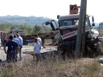 Sakarya'da beton mikseri traktörü ezdi geçti 