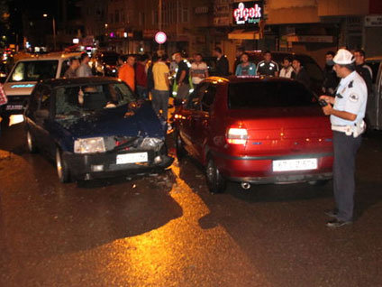 İki otomobil kafa kafaya çarpışınca ortaya çıktı