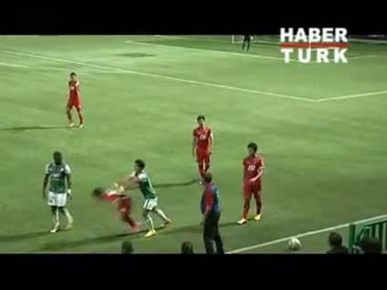 Futbolcuyu yerden yere attı
