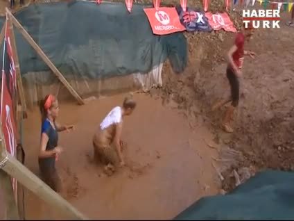 Kilyos sahilinde 400 yarışmacı çamur deryasında ter döktü