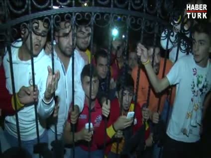 Galatasaraylı taraftarlardan Terim'e destek