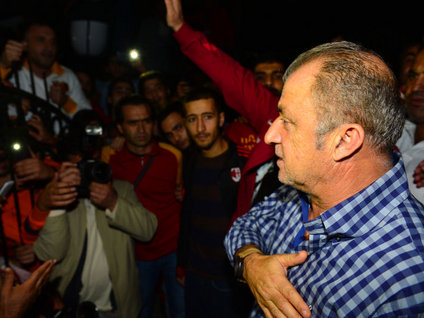 Terim taraftarların desteği karşısında gözyaşlarını tutamadı