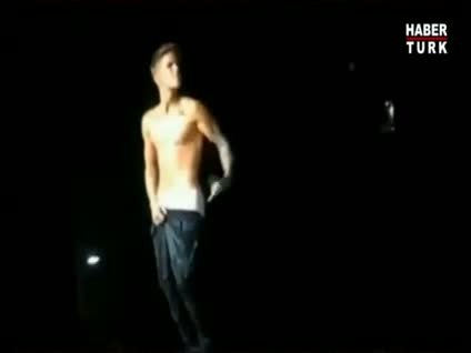 Sahnede pantolonu düştü