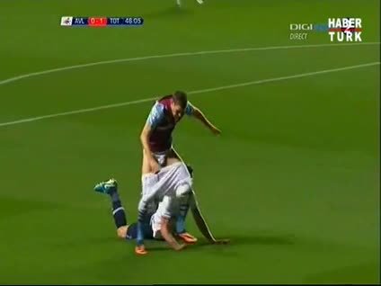 Sahada rakibinin şortunu indirdi