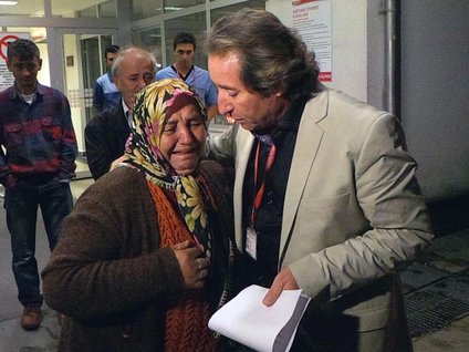 Evladının bağışlanan organlarını öperek uğurladı