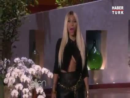 Programa sutyensiz çıktı