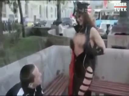 Toplum sağlığı için göğüslerini açtı