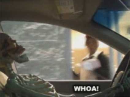 Otomobili kullanan iskeleti görenlerin yüreği ağızlarına geldi