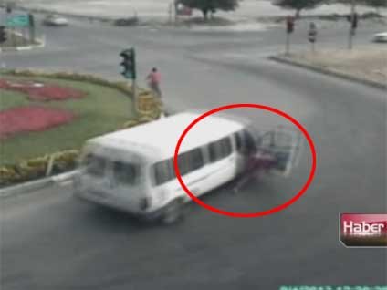 Minibüsün aniden açılan kapısından yola böyle fırladı