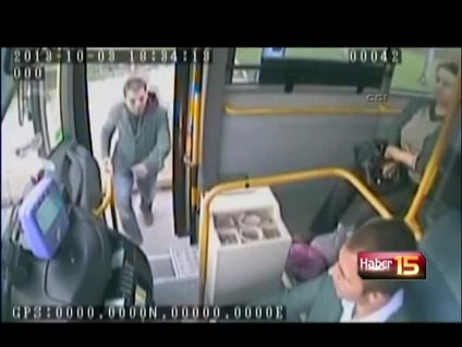 Arka kapıyı açmadığı için şoföre saldırdı