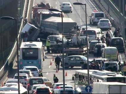 E-5'te zincirleme kaza Trafik kilitlendi