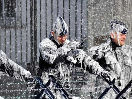 İtfaiyeciler Başbakan'ı köpükle protesto etti