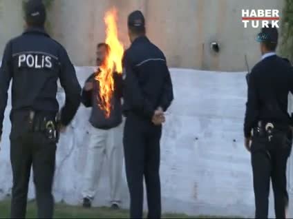 Kendini cayır cayır yaktı