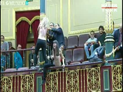 Çıplak eylemciler meclis bastı!