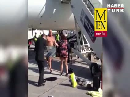 Uçak pistinin ortasında çırılçıplak soyundu