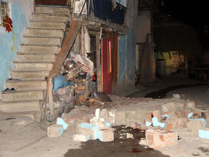 Evlerinin duvarı ölümlerine sebep oldu