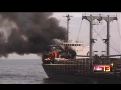 Kütük yüklü gemi yandı