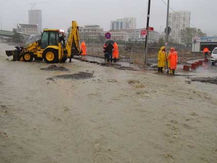 İstanbul'da yağan şiddetli yağmur nedeniyle evleri su bastı