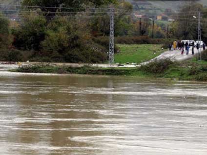 Köprü 10 dakika içinde sular altında kaldı