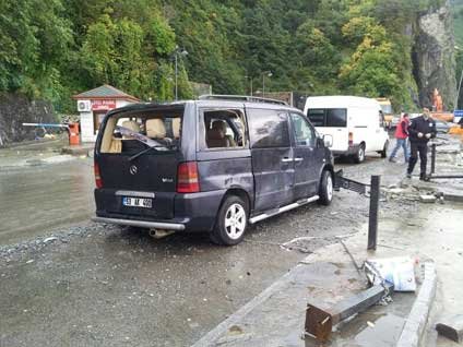 Yoldaki araçları paramparça etti