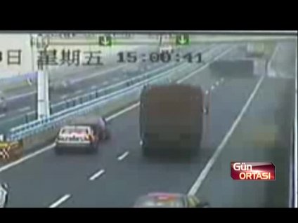 Kamyon böyle devrildi