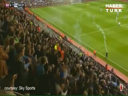 Sis bombası hakeme böyle isabet etti