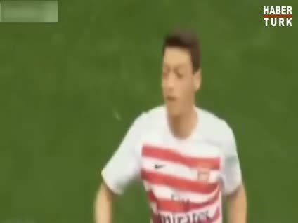 Mesut Özil bu kez sakız şovunu abarttı